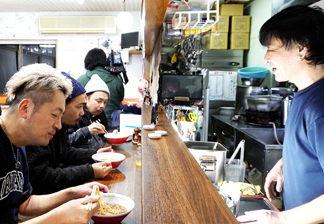 ワニエソから取っただしで作ったラーメンを試食する参加者＝鶴岡市・「中華そば　琴の」