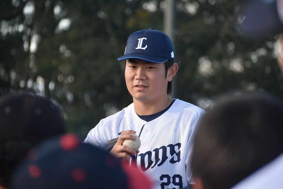 指導する西武・青山美夏人（撮影・赤堀宏幸）