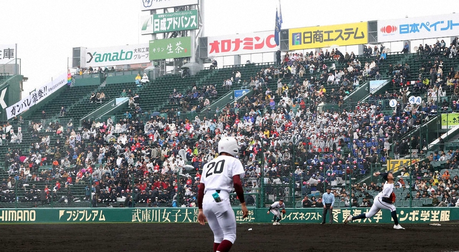 アルプススタンドの応援を受け力投する日本航空石川・猶明