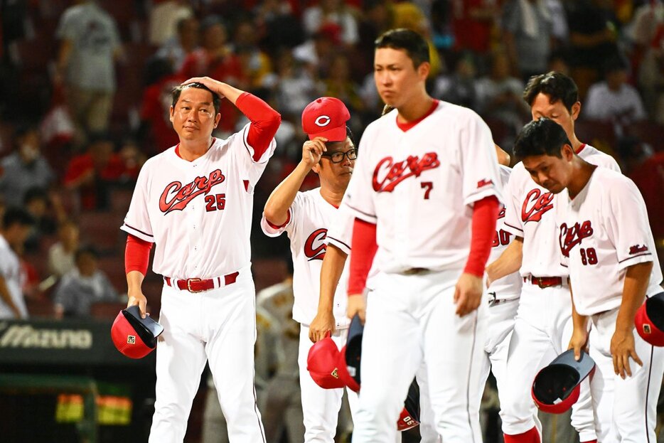 ８月のマツダスタジアムでは、勝手も負けても汗だく…