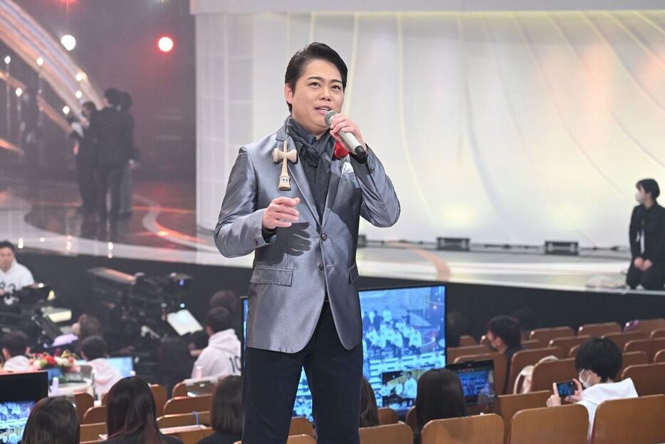 『第75回NHK紅白歌合戦』のリハーサルに参加した三山ひろし（写真：NHK提供）