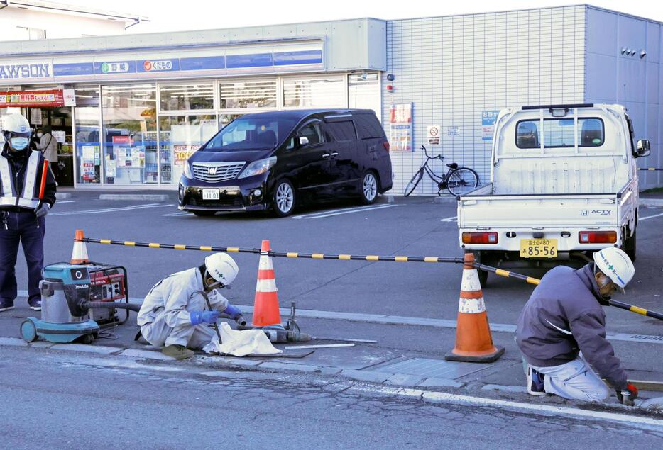 車道横断を防ぐ柵を新設する作業員ら＝16日午後、山梨県富士河口湖町