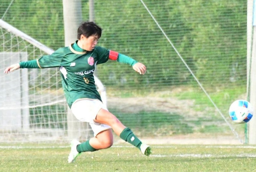 【２回戦、鎮西学院－山形明正】後半１７分、鎮西学院のＭＦ橋本が２点目を決める＝淡路佐野運動公園第１サッカー場