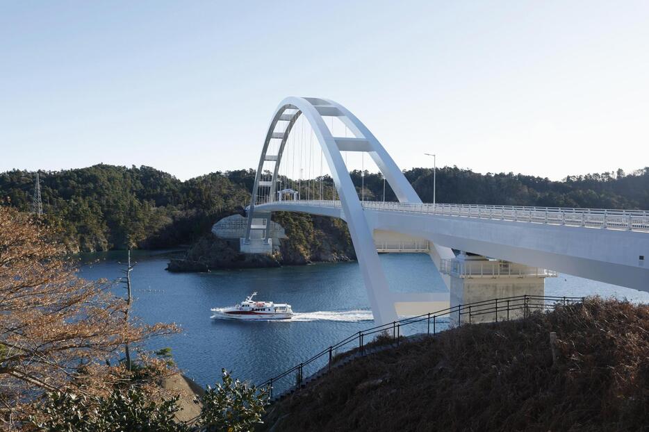 宮城県女川町の離島・出島と本土を結ぶ「出島大橋」＝19日午前