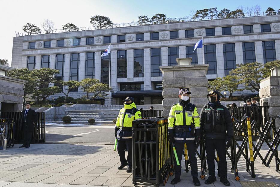 尹錫悦大統領の弾劾審判の弁論準備手続きが始まった韓国憲法裁判所＝27日、ソウル（共同）