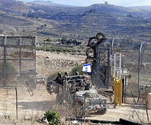 １２日、ゴラン高原のマジュダルシャムスで、緩衝地帯から出てきたイスラエル軍の車両＝福島利之撮影