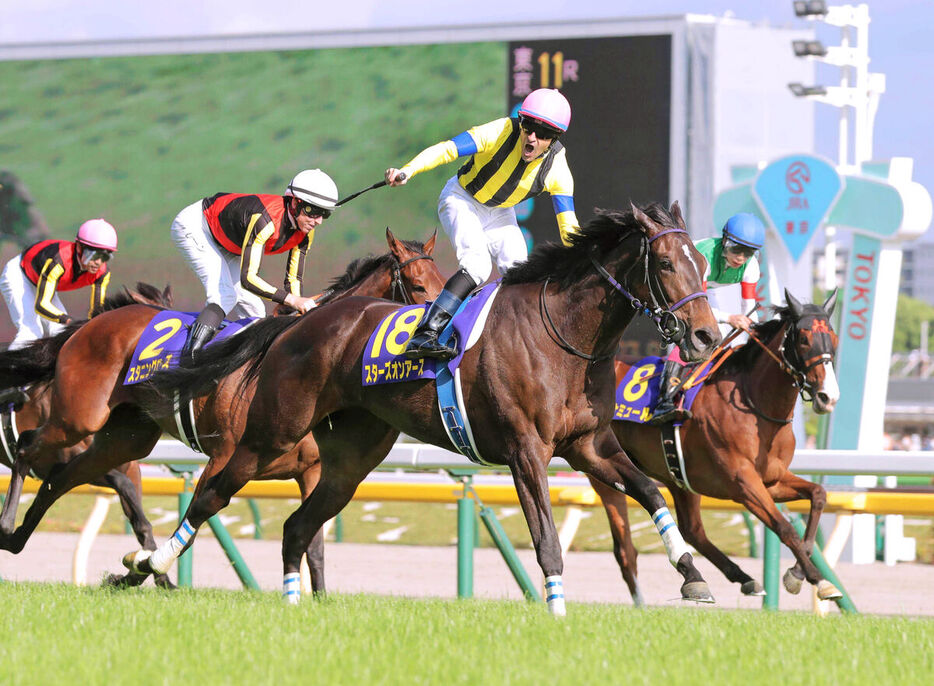 ２２年のオークスを制し牝馬２冠を達成したスターズオンアース（右から２頭目）