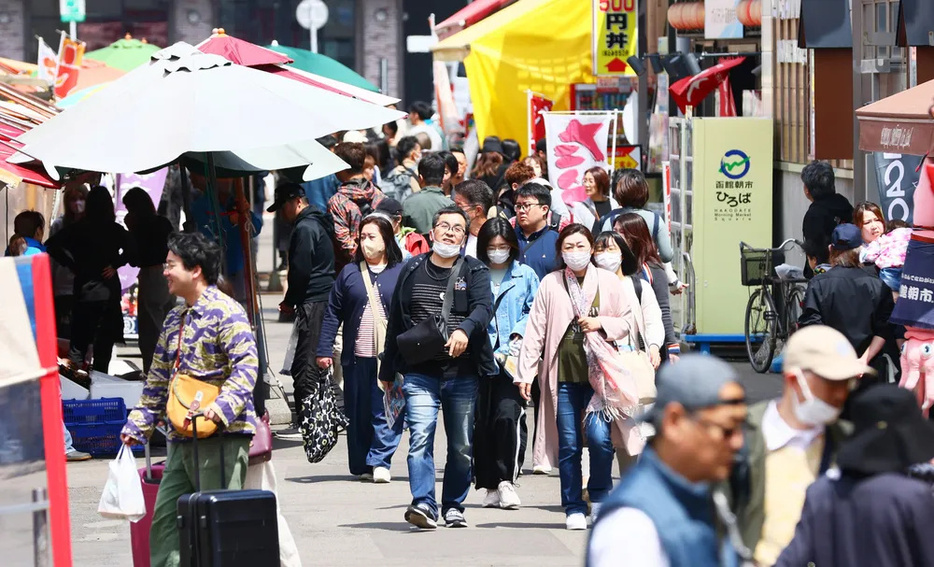 大型連休後半の初日、大勢の観光客でにぎわう函館朝市=5月3日