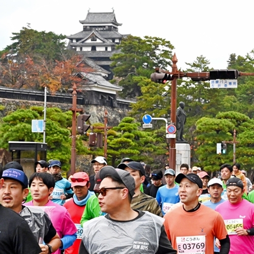 松江城前を力走するランナー＝島根県松江市殿町