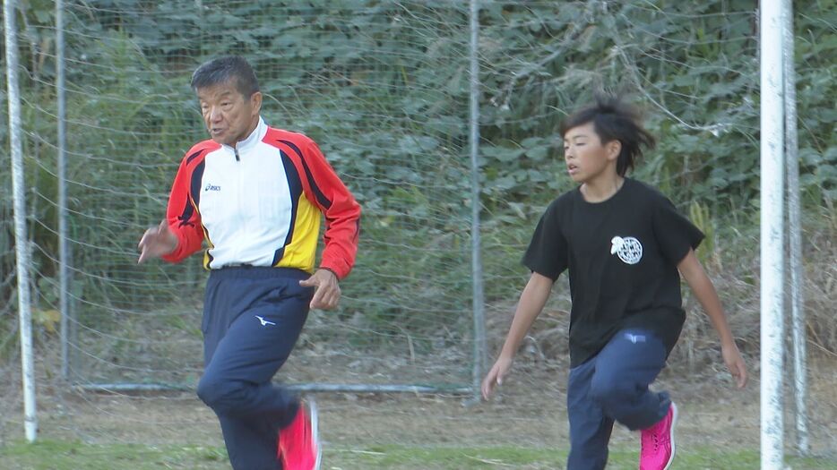 子供たちを指導する植田准次監督 愛知県南知多町の篠島