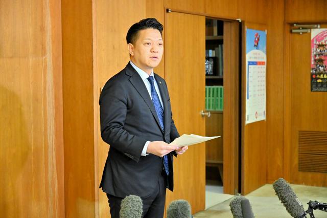 報道陣の取材に応じる永野耕平市長=2024年12月27日、大阪府岸和田市役所、田中章博撮影