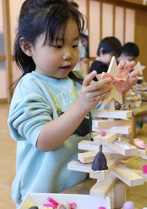 ツリーを飾り付ける園児