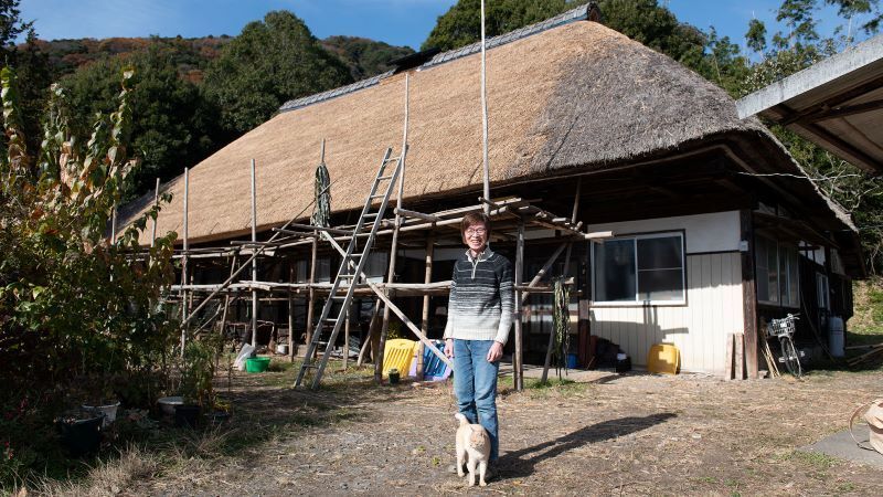 やさと茅葺き屋根保存会事務局の新田さん＝石岡市真家の自宅