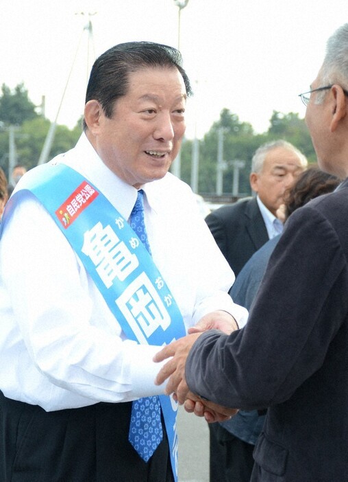 衆院選の選挙期間中に支援者と握手する亀岡偉民氏＝二本松市で２０２４年１０月１５日午後３時５１分、岩間理紀撮影