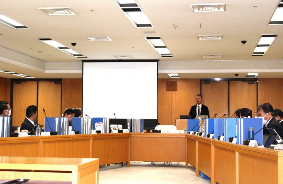 兵庫県議会・文書問題調査特別委員会「百条委員会」で公益通報者保護法についてレクチャーする結城大輔弁護士〈2024年12月25日午前 神戸市中央区・兵庫県議会〉