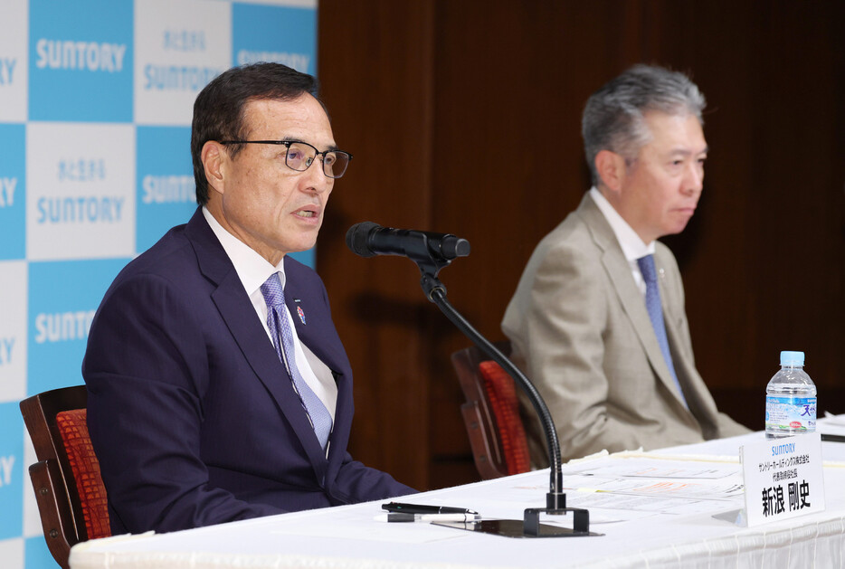 記者会見するサントリーホールディングスの新浪剛史社長（左）と次期社長の鳥井信宏副社長＝１２日午後、東京都港区