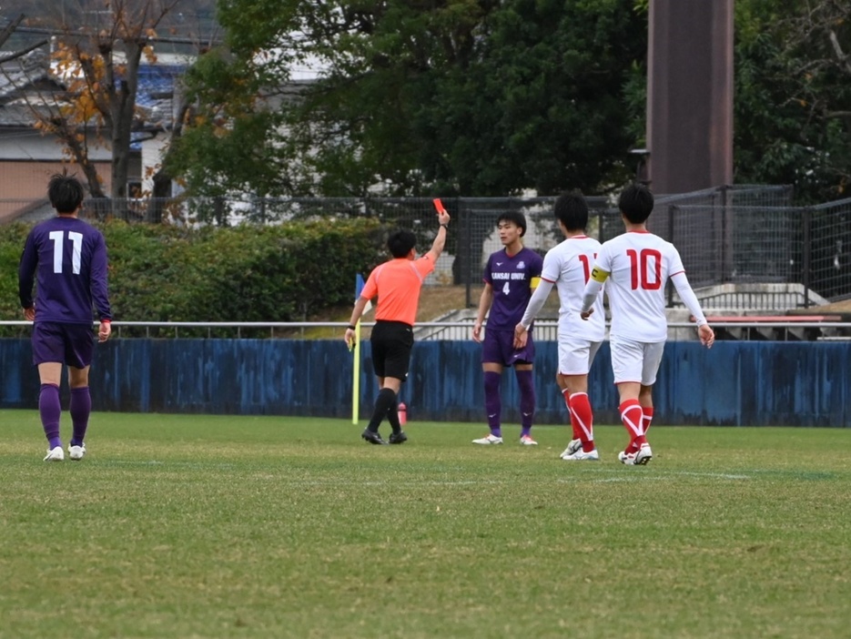 主将DF木邨優人が退場処分を受けた(Koyo KODAMA/GEKISAKA)