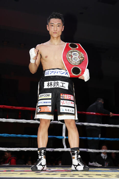 西田凌佑対アヌチャイ・ドンスア　アヌチャイにKO勝利で初防衛を果たし、ベルトを手にガッツポーズする西田（撮影・前田充）