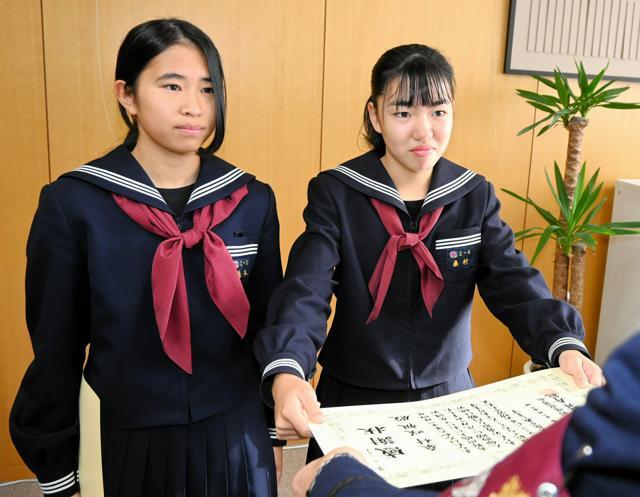 人命救助で表彰された橋本梨珠さん（左）と桑村咲帆さん=2024年12月13日、徳島県北島町鯛浜、森直由撮影