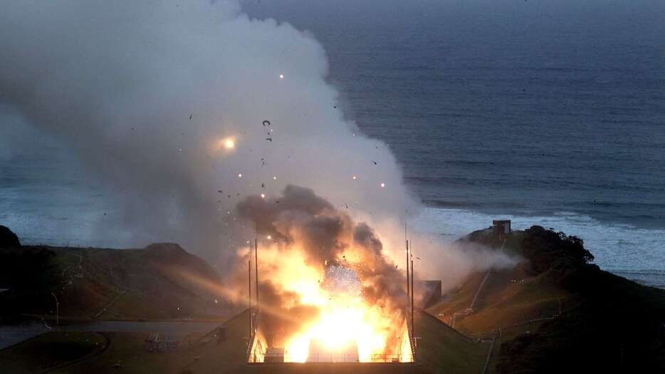 燃焼試験中に爆発した「イプシロンＳ」の２段目エンジン＝１１月２６日、南種子町の種子島宇宙センター（ＪＡＸＡ提供）