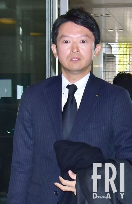 本誌の直撃に“ギョッ”とした表情をみせる斎藤元彦兵庫県知事