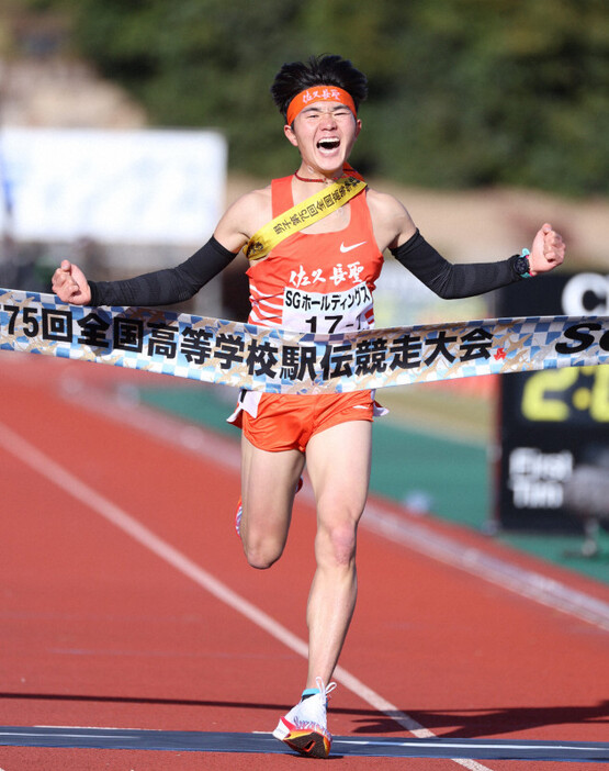 男子の1位でフィニッシュする佐久長聖の石川浩輝選手＝たけびしスタジアム京都で2024年12月22日、滝川大貴撮影