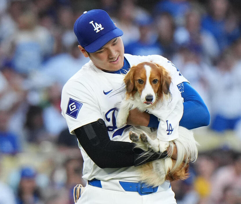 ドジャース大谷翔平と愛犬デコピン（24年8月撮影）