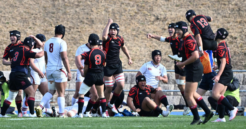 【報徳学園－目黒学院】前半、先制トライに喜ぶ報徳学園＝東大阪市花園ラグビー場で2024年12月30日、平川義之撮影