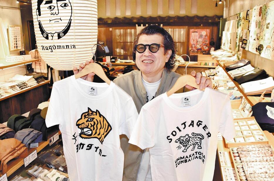 対局する2人に贈るTシャツを手にエールを送る脇さん