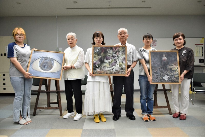 「被爆体験絵画プロジェクト」で自身の体験を絵画にした大学生と記念撮影する松本隆さん（右から3人目）＝福岡市で2024年7月31日午後2時39分、日向米華撮影