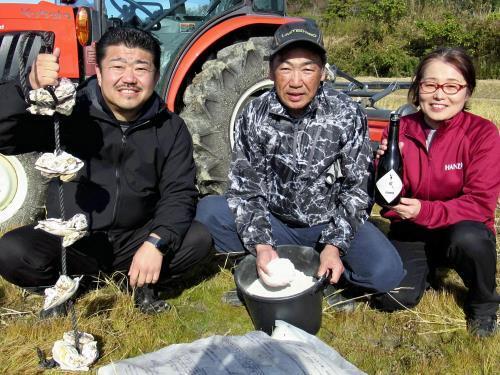 カキ養殖と酒米作り、日本酒醸造で連携する（左から）浜地社長、前田さん、大田副社長（１１日、三重県志摩市で）