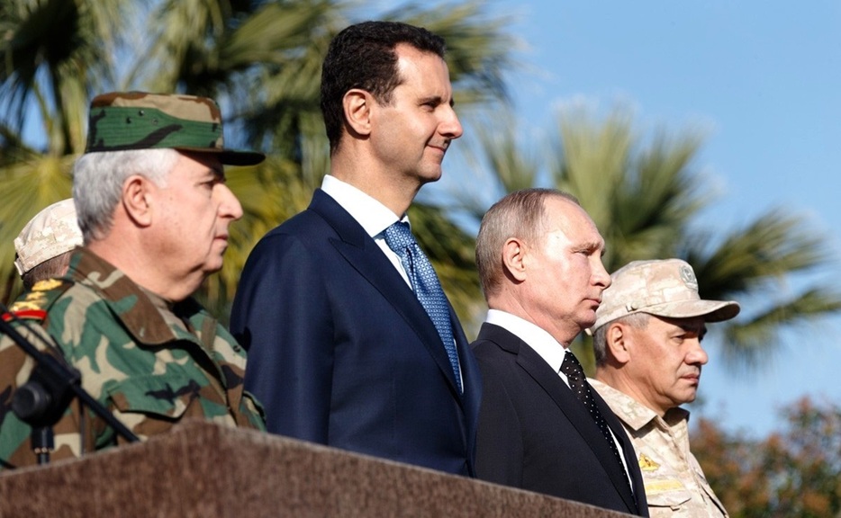 ロシアのプーチン大統領（右から２人目）はシリアの軍事拠点を失いつつある（Anadolu / gettyimages）