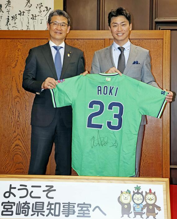 宮崎県の河野俊嗣知事（左）と面会し、記念撮影する元プロ野球ヤクルトの青木宣親さん＝5日午後、宮崎県庁