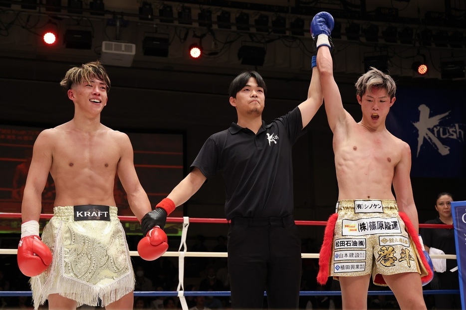 判定で啓斗の勝利（撮影・上岸卓史）