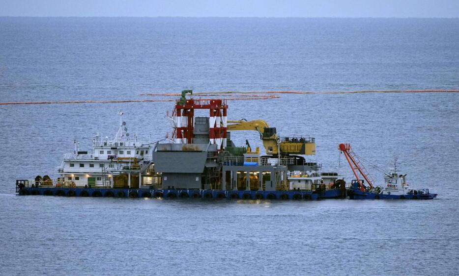 沖縄県名護市辺野古沖の大浦湾に新たに到着した船。海底に砂を敷き詰めるための作業船と見られる＝27日夕