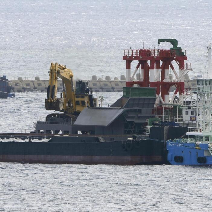 沖縄県名護市辺野古沖の大浦湾で始まった軟弱地盤改良工事の土砂投入作業＝28日午後