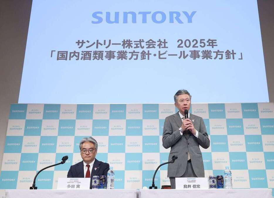 会見するサントリーの鳥井信宏社長（右）ら＝24日、東京都港区（酒井真大撮影）