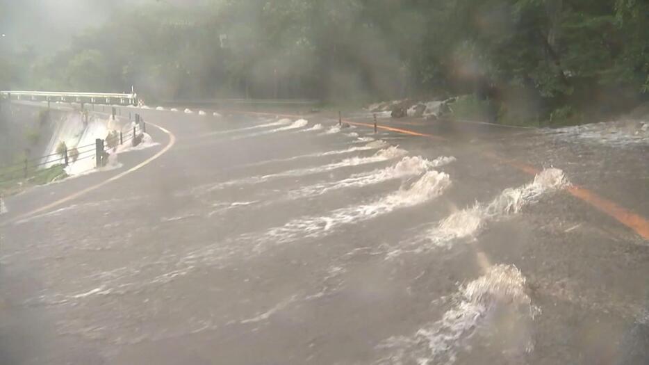 台風10号で被災した別府市の県道11号、別府一の宮線