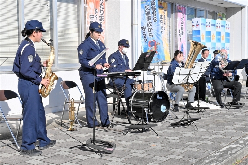 演奏を初披露する隊員