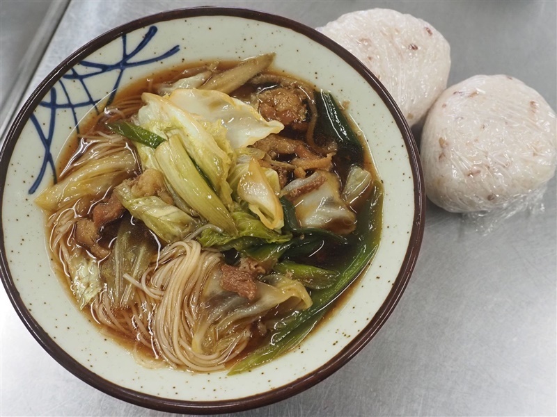 丼に盛られたそうめんちり。糸島産米を使ったおにぎりと一緒に食べればさらにおいしさが増す