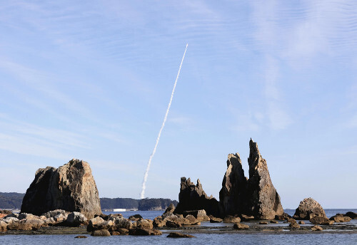 打ち上げられたカイロス２号機（下は橋杭岩）（１８日午前１１時、串本町で）＝宇那木健一撮影