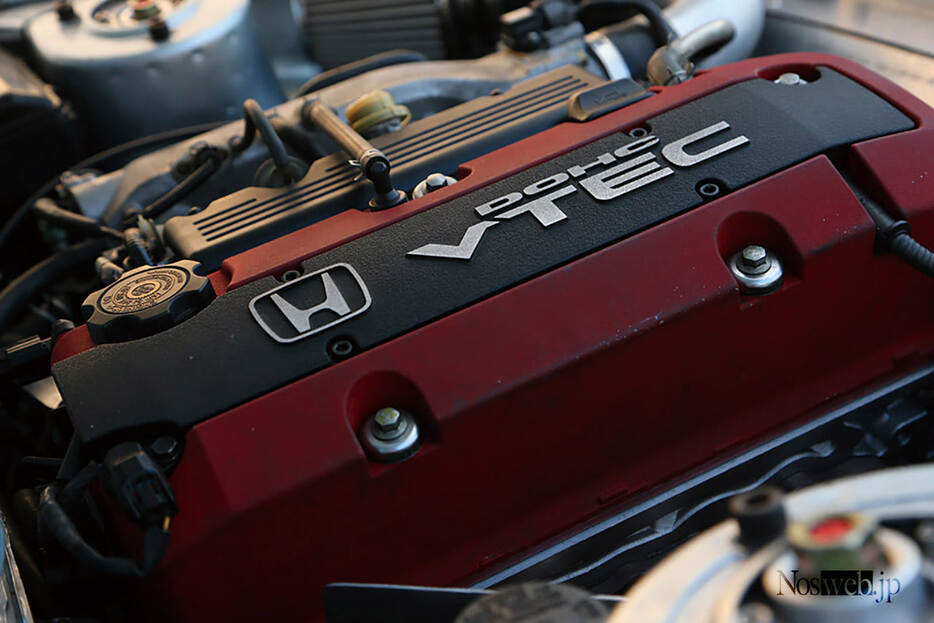 510のエンジンルームには不似合いな「VTEC」の文字だが、その収まり方はあくまで自然だ