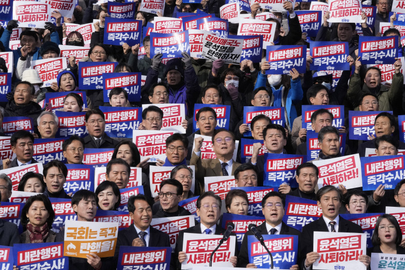 韓国の尹錫悦大統領の退陣を求める最大野党「共に民主党」の李在明代表（前列右から4番目）ら＝ソウルで2024年12月4日、AP