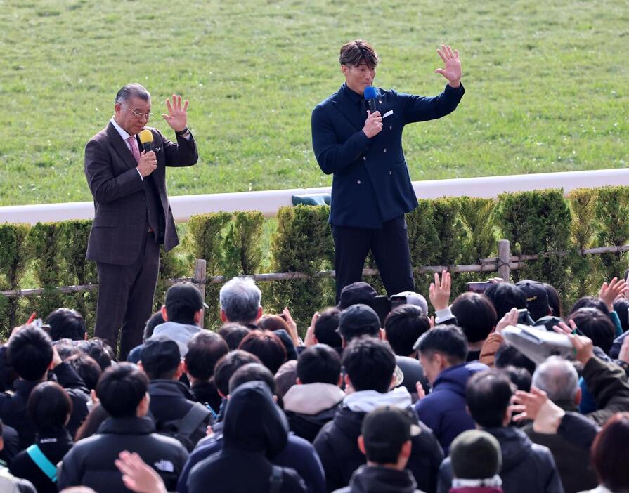 ターフステージでトークショーをする掛布氏（左）と糸井SA（撮影・上田博志）