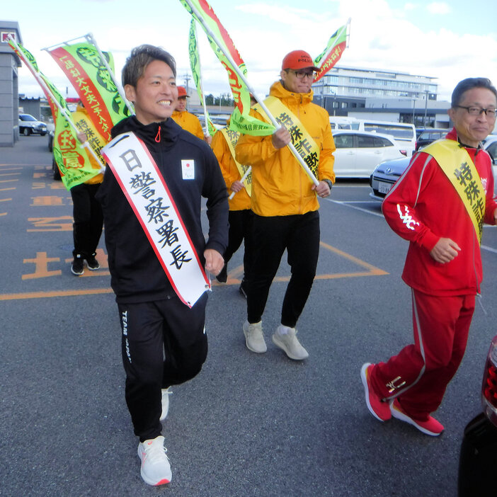 歳末特別警戒へ走って出発する一日署長の宇田選手（左）＝甲賀市・甲賀署