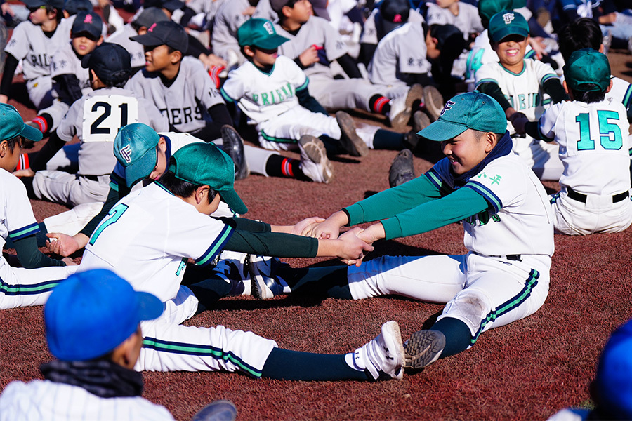 野球上達のためには柔軟性などの運動能力が必須だ（写真はイメージ）