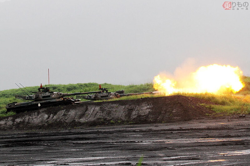 丘の稜線から砲塔だけ出して射撃する74式戦車（柘植優介撮影）。