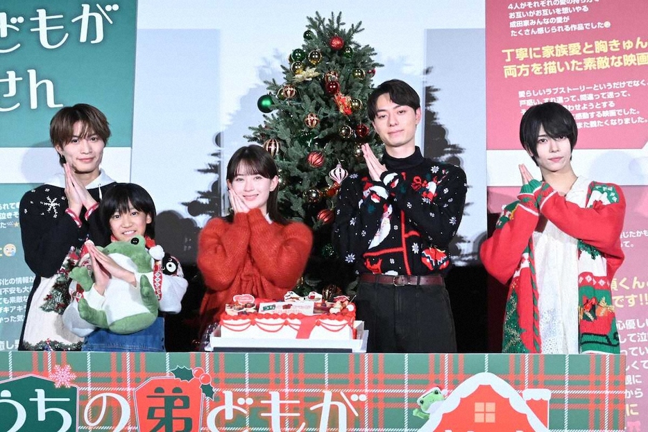 映画「うちの弟どもがすみません」成田家スペシャルクリスマスパーティーに出席した（左から）那須雄登、内田煌音、畑芽育、作間龍斗、織山尚大（撮影・糸賀日向子）