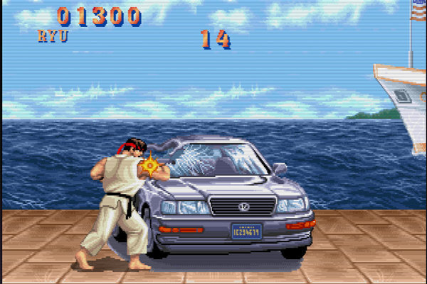 『ストリートファイターII』でのクルマ破壊。やはり日本車っぽいか（『ストリートファイターII』のゲーム画面をキャプチャー(c)CAPCOM）。