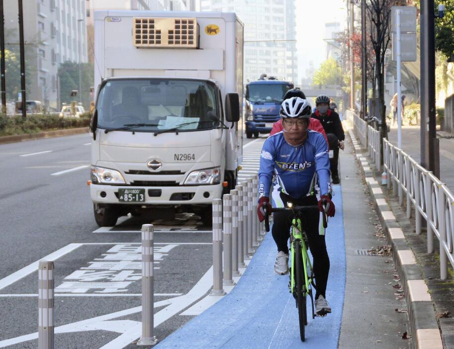 東京都港区の国道1号の一部で整備された自転車の専用通行帯と貨物車の駐車枠＝3日午前